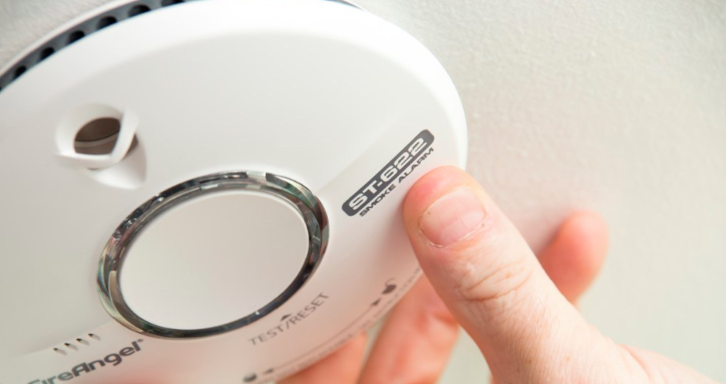 Alert-Smoke-alarm-fitting_2021-10-12-184337_uwhp.jpeg